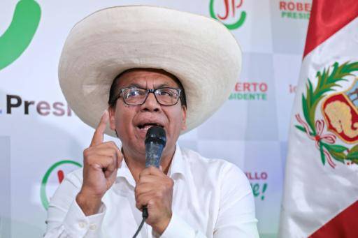 El candidato a la presidencia por el partido Juntos por el Perú, Roberto Sánchez, comparece ante la prensa el 25 de abril de 2026 en Lima