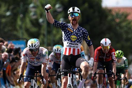 Quinn Simmons celebra su victoria en la cuarta etapa del Tour Auvernia-Ródano-Alpes. En Montrond-les-Bains (centro de Francia), el 10 de junio de 2026