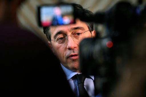 El ministro de Exteriores español, José Manuel Albares, habla con la prensa a su llegada a una reunión con su homólogos de la Unión Europea, el 23 de febrero de 2026 en Bruselas