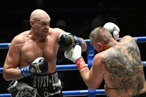 Tyson Fury (izquierda) durante el combate de boxeo ganado a Mariusz Wach en una velada solidaria en Pattaya (Tailandia), el 24 de julio de 2026
