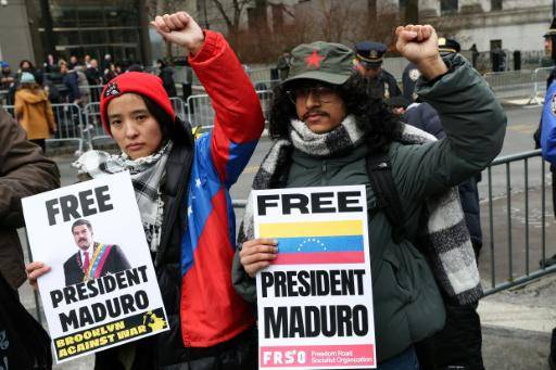 Unas personas se manifiestan en apoyo a Nicolás Maduro frente al tribunal donde se esperaba la comparecencia del depuesto presidente venezolano, el 5 de enero de 2026 en Nueva York