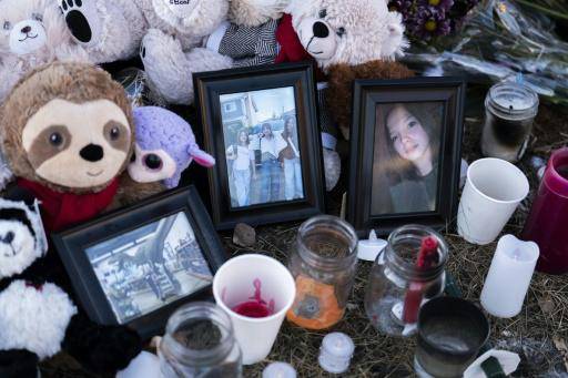 Los habitantes de la pequeña ciudad de Tumbler Ridge, en el oeste de Canadá, han depositado flores, velas y fotos en honor de las víctimas de la matanza del 10 de febrero de 2026