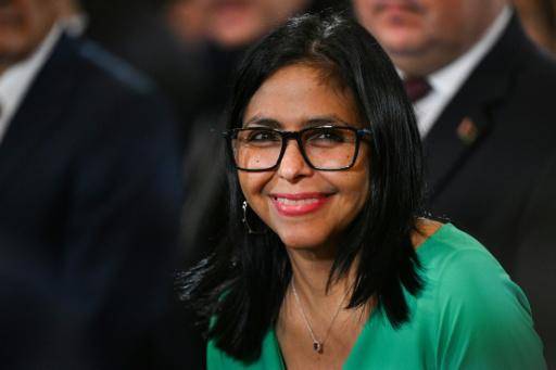 La presidenta interina de Venezuela, Delcy Rodríguez, sonríe durante una sesión en la Asamblea Nacional, en Caracas, el 5 de enero de 2026