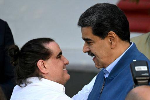 El presidente venezolano, Nicolás Maduro (dcha), recibe al empresario colombiano Alex Saab en el palacio presidencial de Miraflores, el 20 de diciembre de 2023 en Caracas, tras su liberación en EEUU, donde estaba siendo procesado por lavado de dinero
