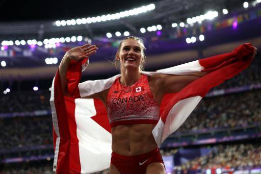 La saltadora de pértiga canadiense Alysha Newman celebra su medalla de bronce en los Juegos Olímpicos de París el 7 de agosto de 2024 en el Estadio de Francia, en Saint-Denis