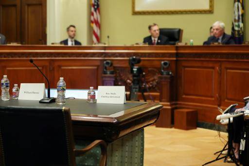 Un cartel con el nombre de la congresista estadounidense Sheila Cherfilus-McCormick, fotografiado antes de un Comité de Ética de la Cámara de Representantes, en Washington, el 21 de abril de 2026