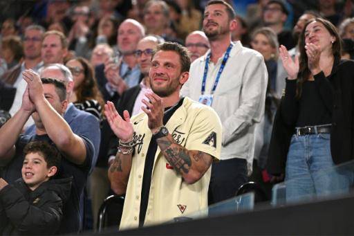 Georgios Frangulis aplaude a su novia, la tenista Aryna Sabalenka, tras su victoria sobre Paula Badosa en semifinales del Abierto de Australia, en Melbourne, el 23 de enero de 2025