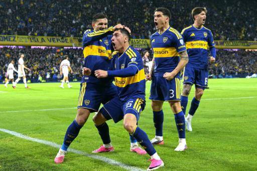 El jugador de Boca Júniors #16 Miguel Merentiel (2nd izq) celebra con sus compañeros de equipo en duelo ante Sao Paulo por Copa Sudamericana, disputado en Buenos Aires el 8 de setiembre de 2026