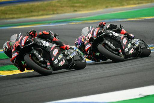 El piloto español de Aprilia, Jorge Martín (derecha) persigue al italiano de Aprilia Marco Bezzecchi durante el GP de Francia de MotoGP, en el circuito de Le Mans, el 10 de mayo de 2026