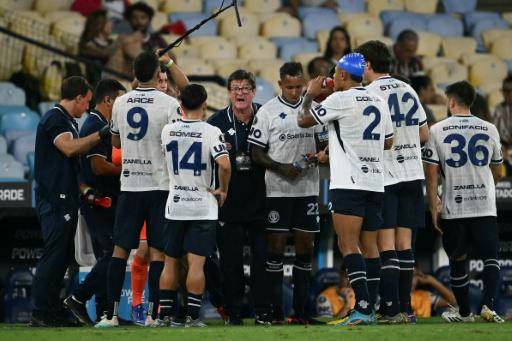 El entrenador de Independiente Rivadavia, Alfredo Berti (C) da indicaciones a sus dirigidos durante el partido contra el Fluminense por la fase de grupos de la Copa Libertadores jugado el 15 de abril de 2026 en el estadio Maracaná, en Rio de Janeiro