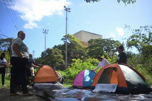 Familiares de presos políticos montan tiendas para acampar mientras esperan noticias sobre la liberación de sus familiares en las inmediaciones de la cárcel El Rodeo I en Guatire, a unos 30 kilómetros al este de Caracas, el 12 de enero de 2026