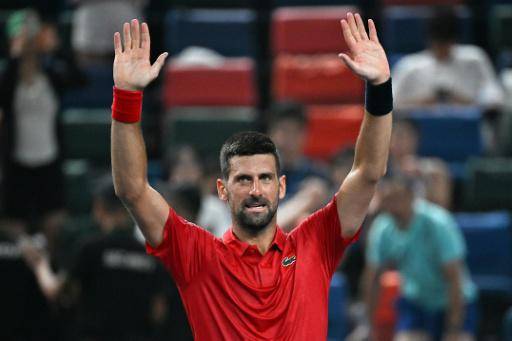 El tenista serbio Novak Djokovic levanta los brazos tras imponerse al croata Marin Cilic en un partido del Masters de Shanghái, el 3 de octubre de 2025