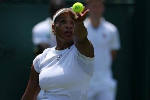 La tenista estadounidense Serena Williams entrena en la pista 12 del complejo All England Tennis Club, sede del torneo de Wimbledon, el 27 de junio de 2026 en Wimbledon, al suroeste de Londres