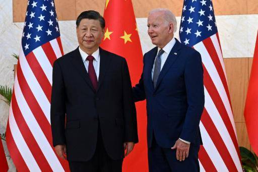 El presidente chino, Xi Jinping (izq), y el de EEUU, Joe Biden, se reúnen durante la cumbre del G20 celebrada en Nusa Dua, en la isla indonesia de Bali, el 14 de noviembre de 2022