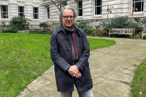 Esta foto, tomada el 19 de febrero de 2026, muestra a Ian Russell, padre de la adolescente británica Molly Russell, quien se quitó la vida tras ver contenidos en línea que hacían apología del suicidio, posando para una foto después de una entrevista con la AFP en Londres.