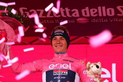 El ciclista belga Remco Evenepoel saluda tras vestirse con el maillot rosa de líder del Giro de Italia el 14 de mayo de 2023 en Cesena