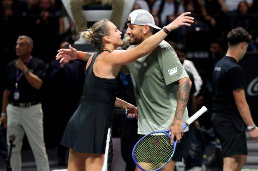 Nick Kyrgios (derecha) y Aryna Sabalenka (izquierda) se saludan al término del partido de exhibición ganado por el primero y bautizado como Batalla de los Sexos. En Dubái (Emiratos Árabes Unidos), el 28 de diciembre de 2025