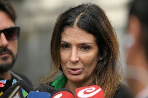 La jueza Julieta Makintach, fuera del Senado de la provincia de Buenos Aires, en La Plata, Argentina, el 12 de noviembre de 2025, cuando afrontaba un procedimiento de destitución por su participación en un documental clandestino sobre Diego Maradona