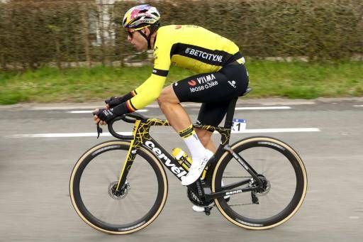El ciclista belga Wout van Aert pedalea durante la carrera Dwars Door Vlaanderen, de 188,6 km entre Roeselare y Waregem, el 27 de marzo de 2024 en Bélgica