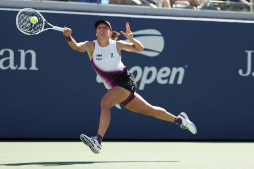 Iga Swiatek devuelve un golpe en su triunfo en tercera ronda del US OPen el 5 de septiembre de 2026