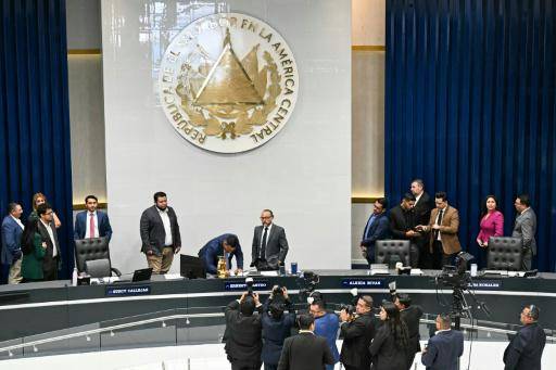 Los diputados de la Asamblea Legislativa de El Salvador firman la reforma constitucional para aprobar la cadena perpetua en San Salvador el 17 de marzo de 2026