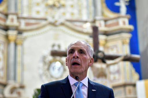 El presidente de Honduras, Nasry Asfura, lee la Biblia durante una misa organizada por las Fuerzas Armadas el 2 de febrero de 2026 en la Basílica de Suyapa, con motivo del 279º aniversario de la Virgen, patrona del país