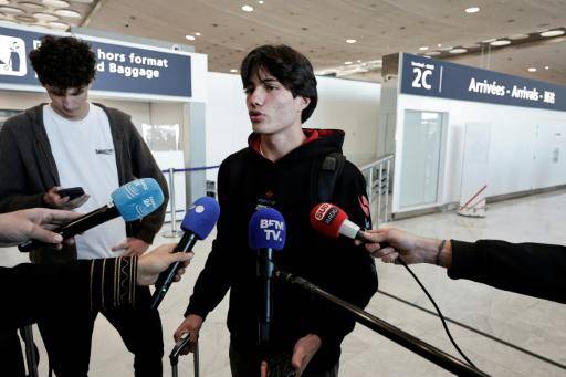 Un pasajero de un vuelo procedente de Dubái habla con unos reporteros el 3 de marzo de 2026 en el aeropuerto Roissy-Charles de Gaulle, a las afueras de París