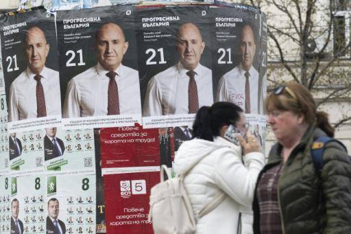 Unos carteles del líder de la coalición Bulgaria Progresista, Rumen Radev, fotografiados en Sofía el 20 de abril de 2026
