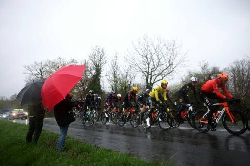 El ciclista español Juan Ayuso, con el maillot de líder de la París-Niza, rueda con el pelotón durante la cuarta etapa, entre Bourges y Uchon, el 11 de marzo de 2026