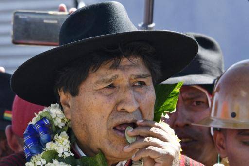 El expresidente de Bolivia Evo Morales mastica hoja de coca durante su proclamación como candidato presidencial, en El Alto, el 26 de julio de 2024