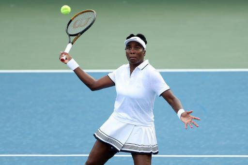Venus Williams devuelve un golpe en la victoria en dobles junto a Diana Shnaider en el torneo de Washington el 27 de julio de 2026