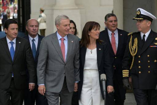 El presidente electo de Chile, José Antonio Kast, y su esposa, María Pía Adriasola, tras reunirse el 15 de diciembre de 2025 con el mandatario saliente, Gabriel Boric, en el palacio de La Moneda, en Santiago
