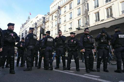 Los agentes de la policía francesa montan guardia en el centro de París antes de la inauguración de la primera tienda física en el mundo del gigante asiático del comercio electrónico Shein, el 5 de noviembre de 2025