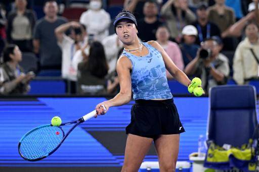 La estadounidense Ann Li interactúa con el público tras vencer a la bielorrusa Aryna Sabalenka en la segunda ronda del torneo de tenis de Wuhan, en China, el 14 de octubre de 2026