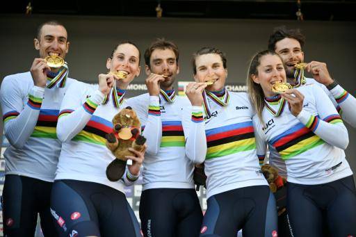 El equipo de Italia celebra en el podio al ganar la prueba de relevos mixtos del Mundial de Ciclismo en Montreal, Canadá, el 22 de septiembre de 2026