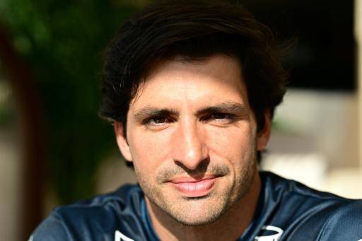 El piloto español de Fórmula 1 Carlos Sainz posa tras la entrevista realizada durante el segundo día de entrenamientos de pretemporada celebrados en el circuito de Sakhir, Baréin, el 19 de febrero de 2026