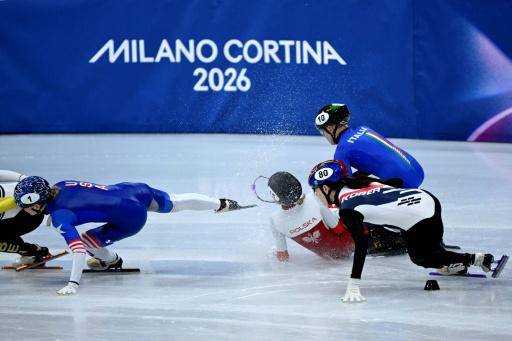 Kamila Sellier (rojo y blanco, en el suelo) tras su caída, en la que se hirió la cara con la lámina del patín de una rival durante el patinaje short-track de los Juegos Olímpicos de Invierno de Milán-Cortina. En Milán (norte de Italia), el 20 de febrero de 2026