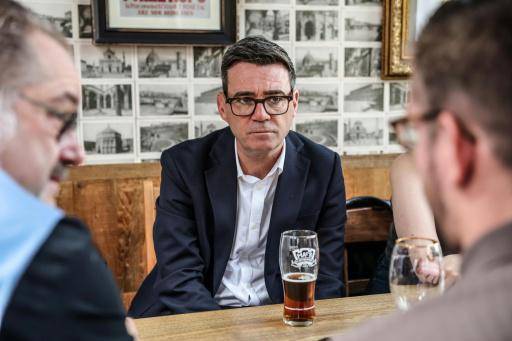 El primer ministro británico, Andy Burnham, habla con dos hombres durante su visita a un pub en Harlow, el 23 de julio de 2026 al este de Londres