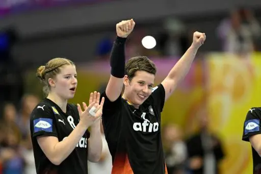 Las jugadoras alemanas Nina Engel y Alina Grijseels (drcha.) celebran su victoria sobre España en el Grupo II del Campeonato del Mundo de Balonmano el 6 de diciembre de 2025 en Dortmund, Alemania