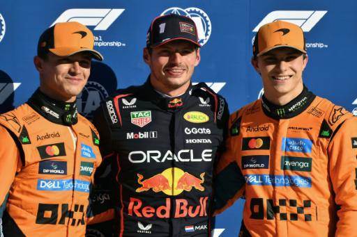 Max Verstappen (centro), ganador del GP de Italia, flanqueado por los dos pilotos de McLaren, Lando Norris (izquierda) y Oscar Piastri, en el podio en el circuito de Monza, norte de Italia, el 6 de septiembre de 2025
