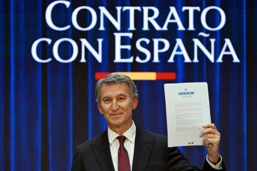 El líder del opositor Partido Popular (PP), Alberto Núñez Feijóo, muestra una copia de su programa para las próximas elecciones generales, llamado 'Contrato con España', el 19 de octubre de 2026 en Madrid