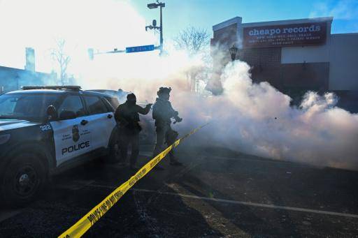 La policía lanza gas lacrimógeno mientras manifestantes se congregan cerca del lugar donde, según las autoridades estatales y locales, un hombre fue abatido a tiros por agentes federales más temprano en Mineápolis, Minnesota, el 24 de enero de 2026.