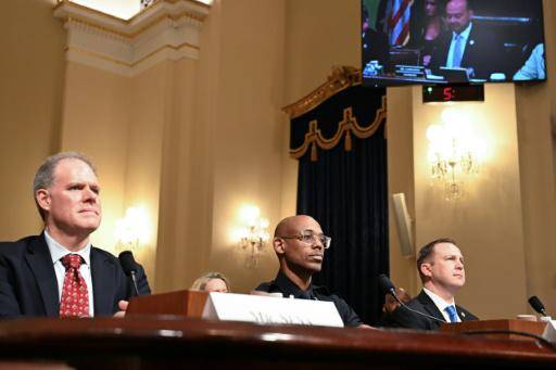 (De izq. a drcha.) Mike Sena, presidente de la Asociación Nacional de Centros de Fusión; Joseph Mabin, subdirector de la Policía de Kansas City; y Travis Nelson, director de la Oficina de Seguridad Nacional del Gobernador de Maryland, ante el Congreso de EEUU, el 24 de febrero de 2026
