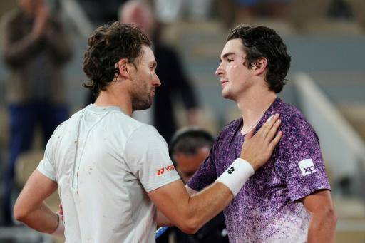 El brasileño Joao Fonseca (derecha) saluda al noruego Casper Ruud tras derrotarlo en octavos de Roland Garros, en la pista Philippe-Chatrier el 31 de mayo de 2026