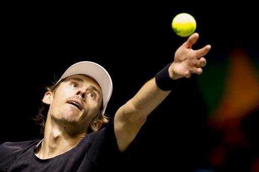 El tenista australiano Alex de Miñaur al servicio ante el francés Ugo Humbert en la semifinal de Róterdam, en Países Bajos, el 14 de febrero de 2026