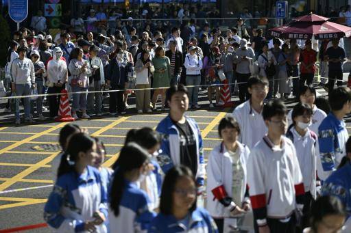 Estudiantes de secundaria esperan para entrar al salón de exámenes el 7 de junio de 2026 en Pekín