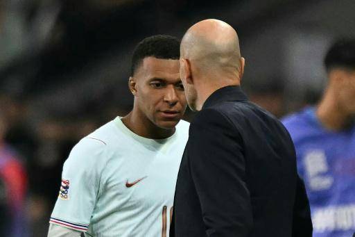 Kylian Mbappé (de frente) tras marcar y lesionarse jugando con Francia ante Turquía en la Liga de Naciones, en el debut del seleccionador Zinédine Zidane (derecha). En Kocaeli (Turquía), el 25 de septiembre de 2026