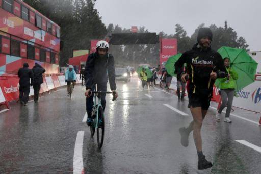 El público abandona la zona de meta de la Vuelta a España bajo una fuerte tormenta que obligó a cancelar la tercera etapa de la ronda española entre Gruissan y Font Romeu el 24 de agosto de 2026