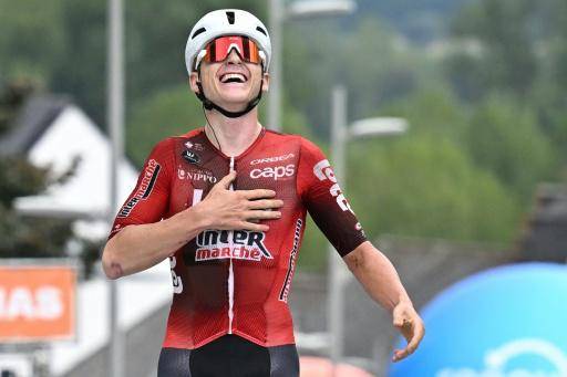 El corredor belga de la formación Lotto-Intermarché, Jenno Berckmoes, celebra su victoria en la tercera etapa del Renewi Tour en la cima del Muro de Grammont, el 21 de agosto de 2026
