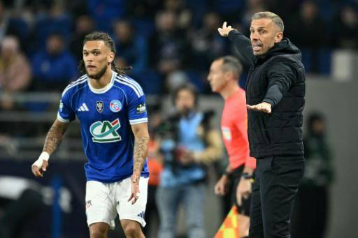 El DT británico del Estrasburgo Gary O'Neil (derecha) da indicaciones durante el partido se Copa francesa Estrasburgo-Niza, en el estadio de la Meinau de Estrasburgo, el 22 de abril de 2026